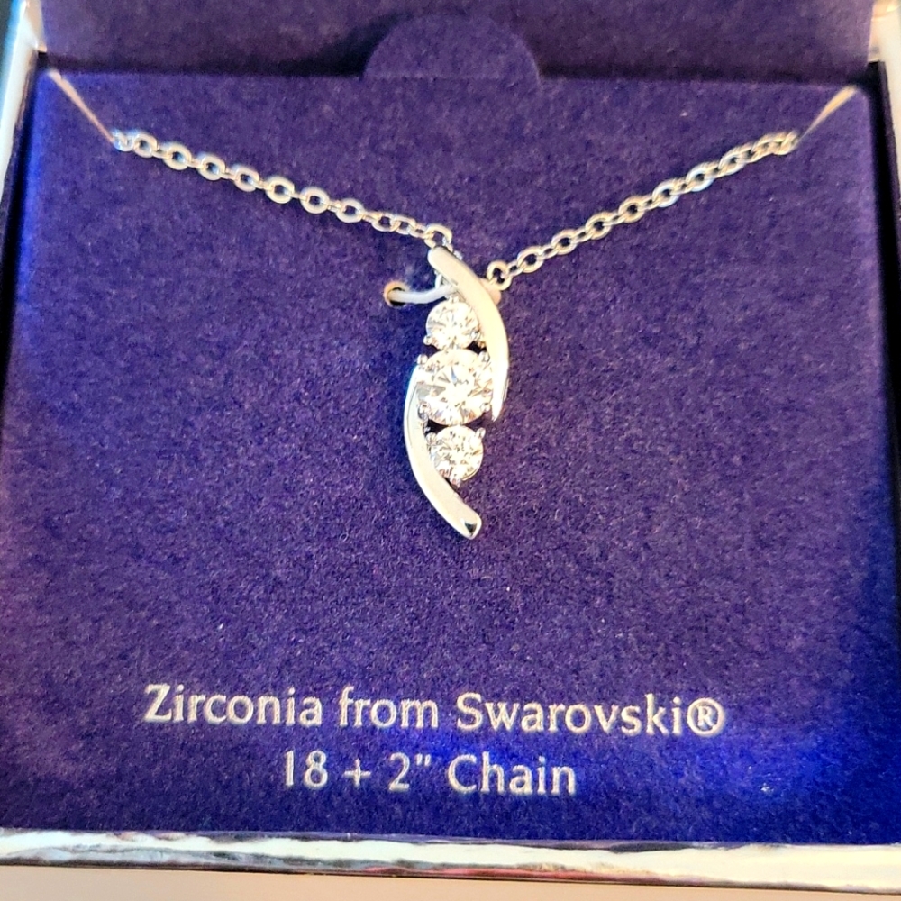 Brillance Swarovski Pendant 18" Necklace